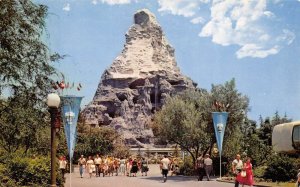 Anaheim California Matterhorn At Tomorrowland, Chrome Vintage Postcard U9615