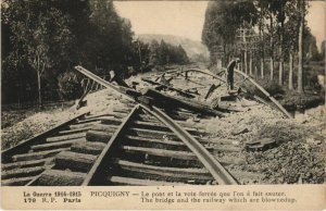 CPA guerre PICQUIGNY Le Pont et le voie ferrée (751148)