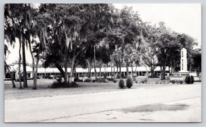 Roadside View~Silver Springs Florida~Sun Plaza Motor Manor~Sign~1953 Postcard