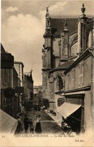 CPA Les SABLES-d'OLONNE - La Rue des Halles (297677)