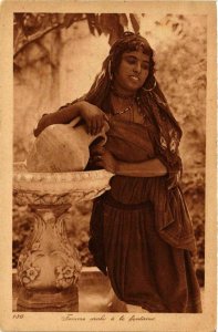 CPA AK Lehnert & Landrock 130 Femme Arabe a la Fontaine TUNISIE (855806)
