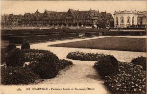 CPA DEAUVILLE - Parterres fleuris et Normandy Hotel (515698)