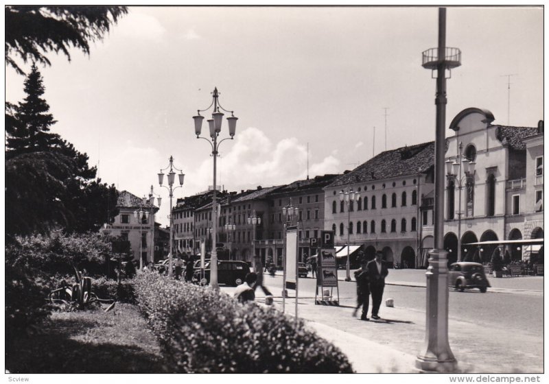 RP: BELLUNO , Italy , 30-40s - Piazza dei Martiri