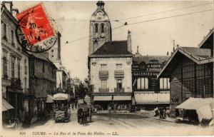 CPA TOURS-La Rue et la Plac des Halles (266172)