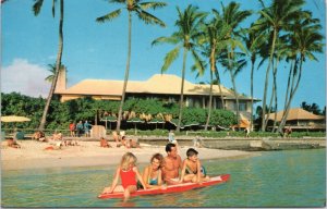 Postcard Hawaii Honolulu - Halekulani Hotel - Family on Surfboard