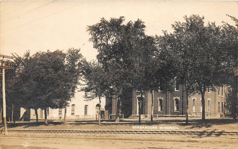 G83/ Shanandoah Iowa RPPC Postcard 1908 High School Building