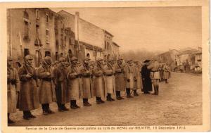 CPA Remise de la Croix de Guerre avec palme au curé de MÉNIL-sur-... (200127)