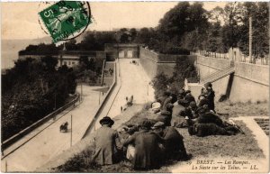 CPA Brest- Les Rampes, La Sieste sur les Talus FRANCE (1025684)