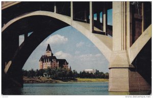 Bessborough Hotel framed by the Broadway Bridge, SASKATOON, Saskatchewan, Can...