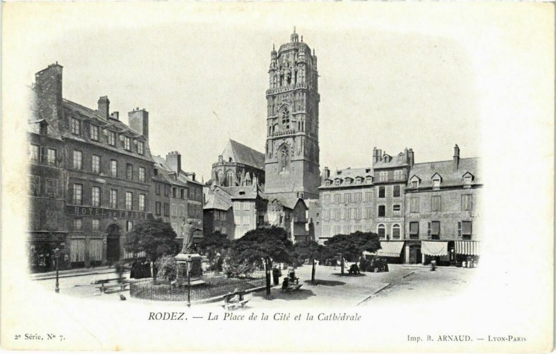 CPA RODEZ - La Place et la Cite et la Cathédrale (109706)