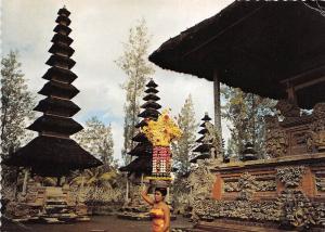 BR4128 Balinese girl with a heavy  beautiful offering on her head indonesia bali