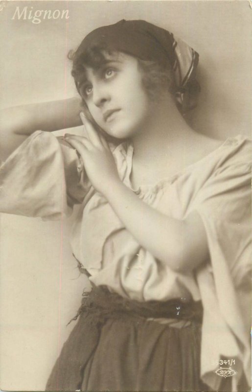 Postcard mysterious mignon girl retro clothing