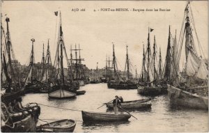 CPA PORT-en-BESSIN Barques dans les Bassins (1228471)