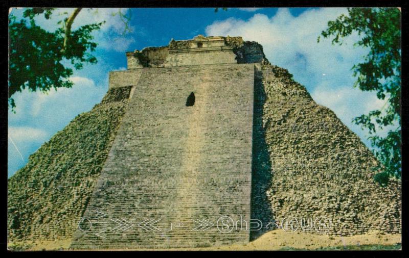 El Castillo del Adivino - Ruinas de Uxmal, Yucatan