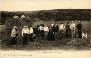 CPA Auvergne - Groupe de faneurs (72849)