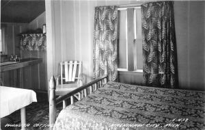 Interior 1950s Waneta Cottages RPPC Photo Postcard Mackinaw City Michigan 2541