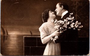 Romantic Couple Vintage Postcard C003