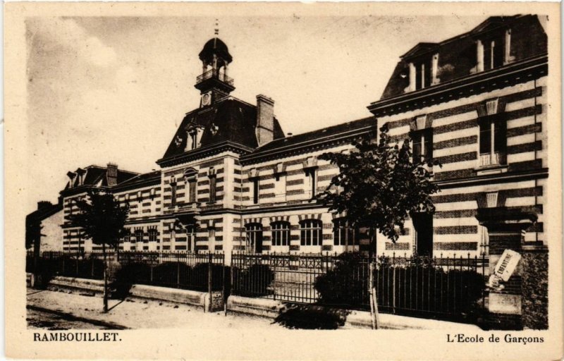 CPA RAMBOUILLET - L'École de Garcons (246606)