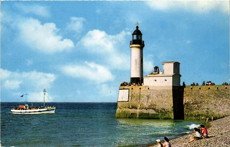 CPA Le TRÉPORT Le phare et le bateau d'excursions (416044)