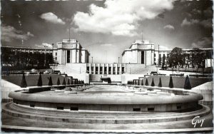 postcard Paris France - Le palais de Chaillot, vu des jardins