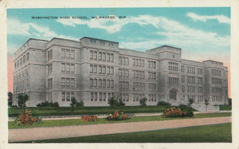 MILWAUKEE , Wisconsin, 1910s  ; Washington High School