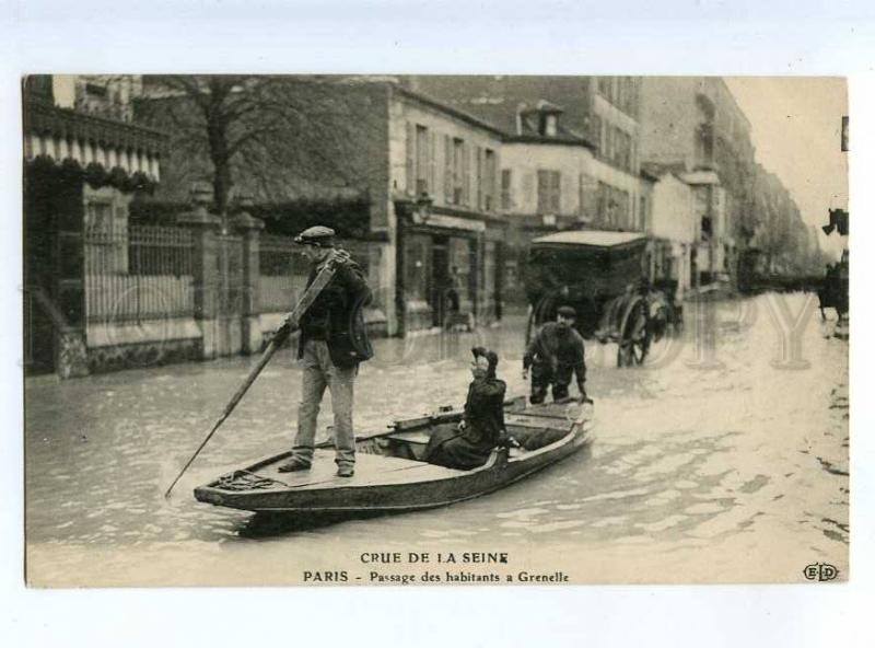 213674 FRANCE PARIS flood SEINE boat salvation Vintage PC