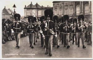 Denmark København Copenhagen Vagtparaden Vintage Postcard C143