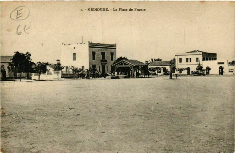 CPA AK MEDENINE La Place de France TUNISIE (748217)