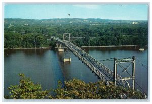 1960 Suspension Bridge Mississippi River Marquette Iowa Chien Wisconsin Postcard