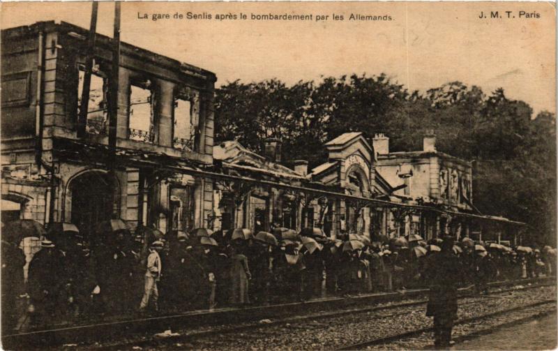 CPA AK La gare de SENLIS apres le bombardement par les Allemands (259658)