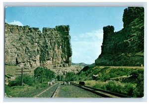 Vintage Castle Gate Utah. Postcard F123E