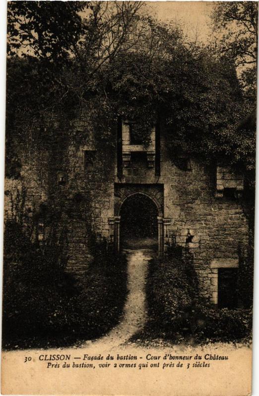 CPA Clisson Facade du bastion - Cour d'bonneur du Chateau (610966)