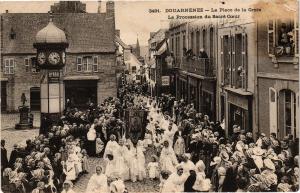 CPA DOUARNENEZ-La Place de la Croix-La Procession du Sacré Coeur (188709)