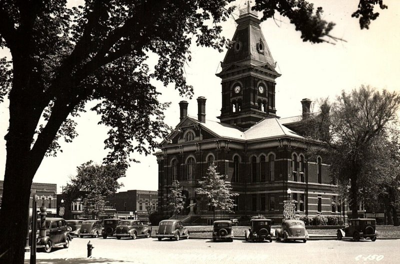 c1940 CLARINDA IOWA COURT HOUSE OLD CARS TOWN SQUARE KODAK RPPC POSTCARD P873