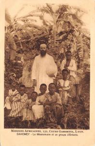 B95147 le missionnaire et un groupe d enfants child  dahomey benin africa types