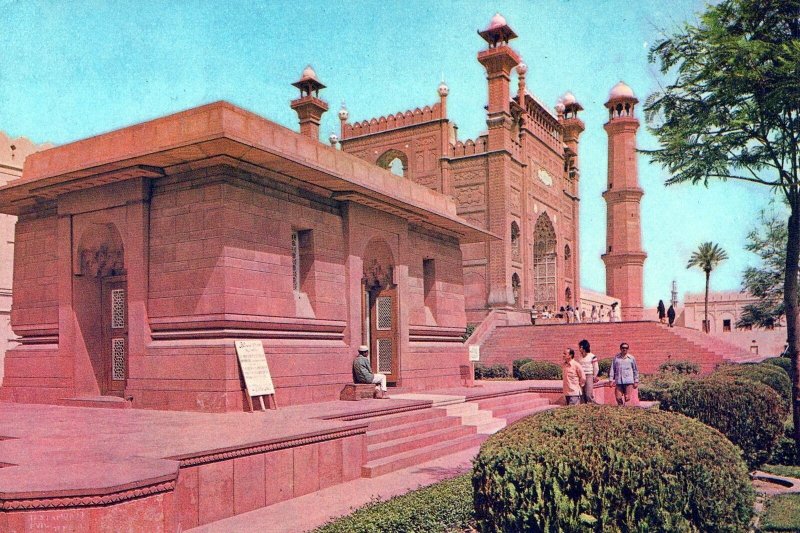 VINTAGE CONTINENTAL SIZE POSTCARD THE TOMB OF ALLAMA IQBAL LAHORE PAKISTAN