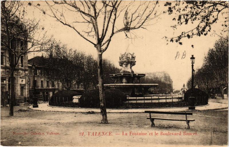 CPA VALENCE La Fontaine Monumentale et le Boulevard Bancel (404378)