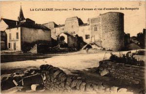 CPA La CAVALERIE - Place d'Armes etvue d'ensemble des Remparts (475167)