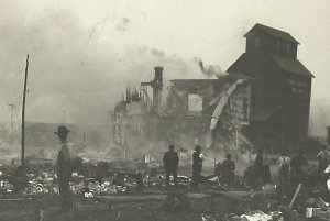 Searles MINNESOTA RPPC 1911 ELEVATOR FIRE Ruins Crowd nr New Ulm Sleepy Eye