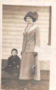 F25/ Medford Oregon RPPC Postcard 1913 Mother and Child Well-Dressed