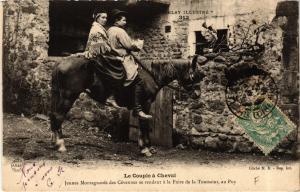 CPA VELAY - Le Couple a Cheval - Jeunes Montagnards - Folklore (690876)
