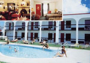 Motel L'Escale Du Voyageur Joliette Quebec QC Pool Vintage Postcard E14