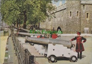 Military Postcard - Tower of London Canons and Beefeater RR18657