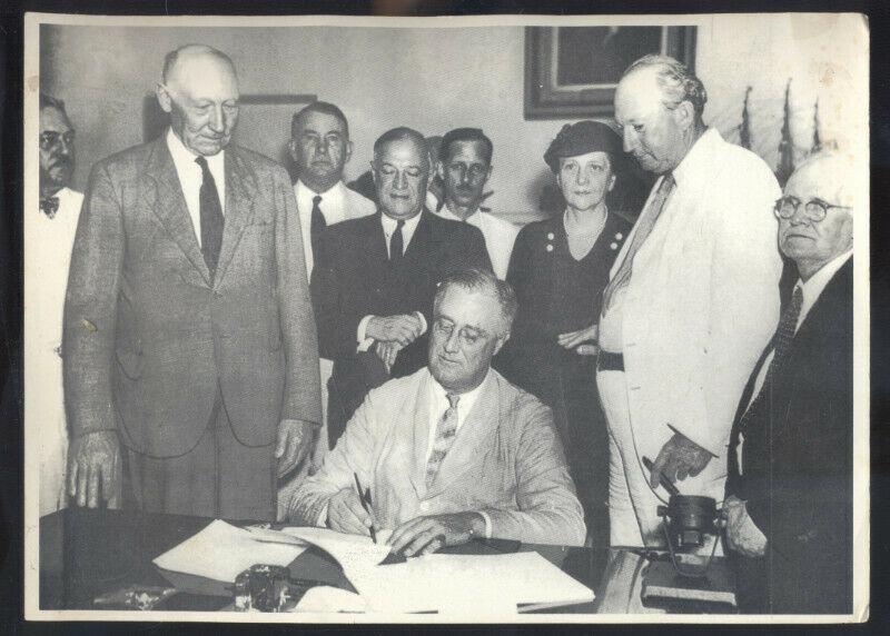 REAL PHOTO PHOTOGRAPH 8X10 PRESIDENT ROOSEVELT SIGNING SOCIAL SECURITY BILL