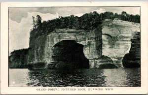 Grand Portal Pictured Rock, Munising, MI Vintage Postcard T68