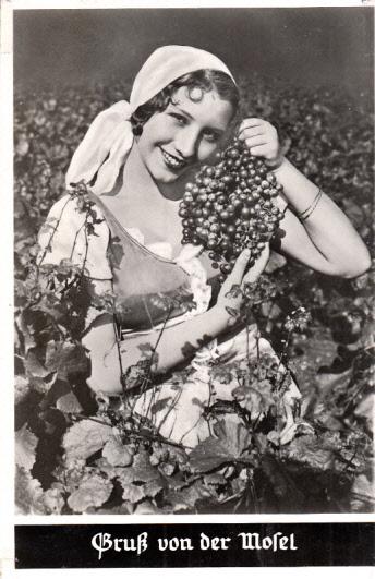 Grus aus Mosel - Young Lady with Grapes