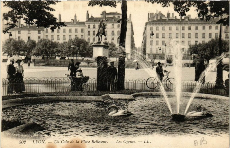 CPA LYON Un coin de la Place Bellecour - Les Cygnes (461532)