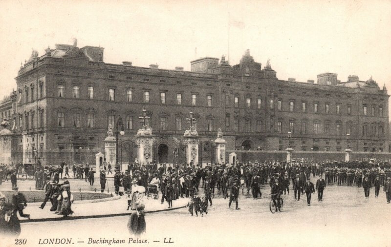 Vintage Postcard 1910's Residence Headquarters Monarch Buckingham Palace London