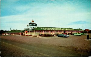 Postcard MT West Glendive Derrick Motel Classic Cars Roadside 1960s K54