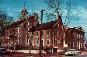 VINTAGE POSTCARD THE COURT HOUSE AT NEW CASTLE DELAWARE 1960 CLASSIC CARS